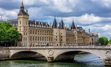 3in1 Notre Dame Tour plus Boat Cruise and Eiffel Tower History