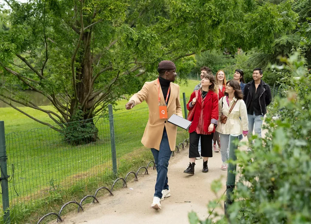 Eiffel Tower Private Tour vs. Group Tour 01